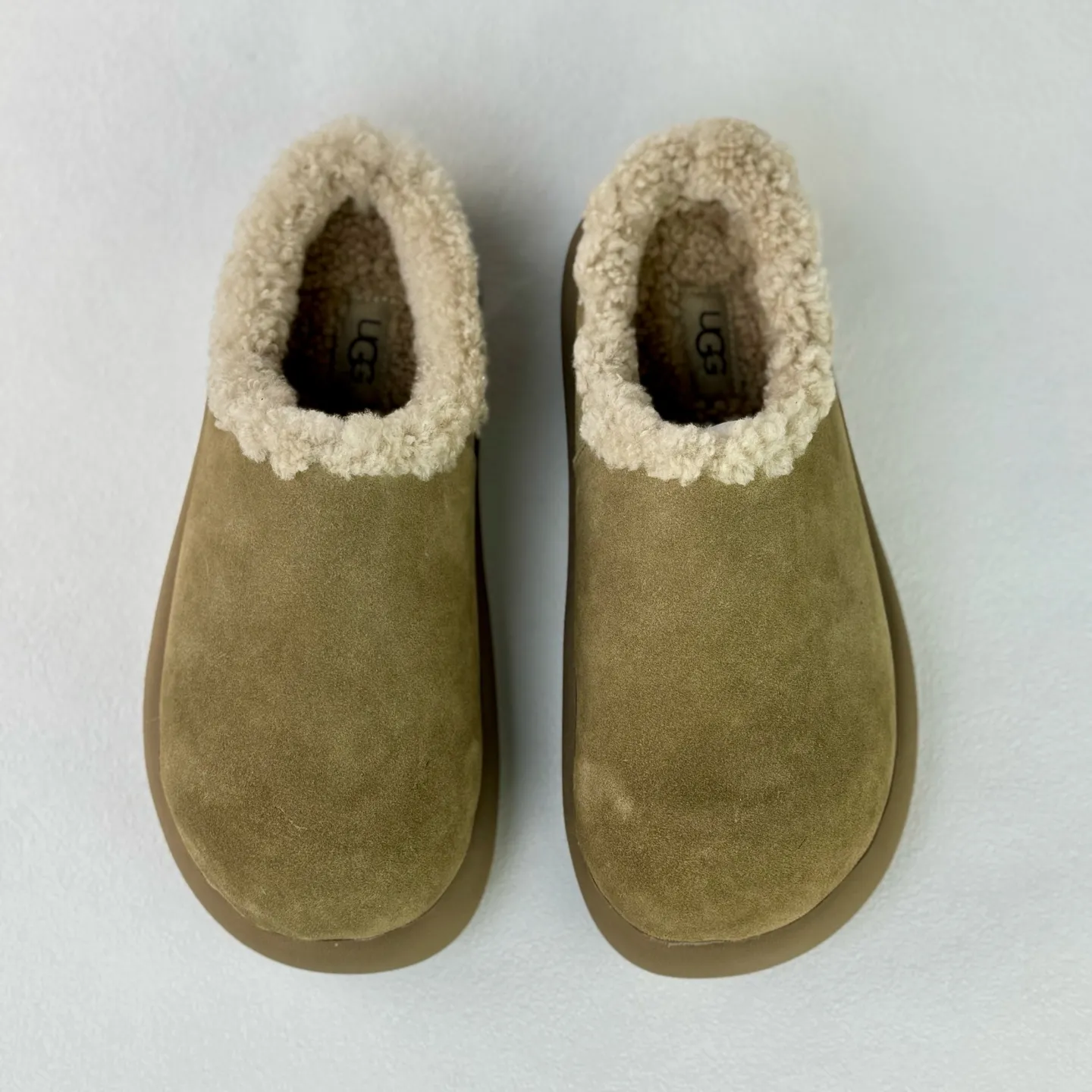 Wanding‼ ️Thick-soled Little Potato 💰480 Xiaohongshu’s popular UGG Little Potato UGG Muller Slippers #All shoes are made of ZP same factory Longfeng A-grade Australian imported sheepskin brand OEM production line fully follows the ZP process flow OEM original pattern maker Adheres to the principle of no original shoes and no development selection Pay attention to every detail The most authentic version on the market Size: 35 36 37 38 39 40